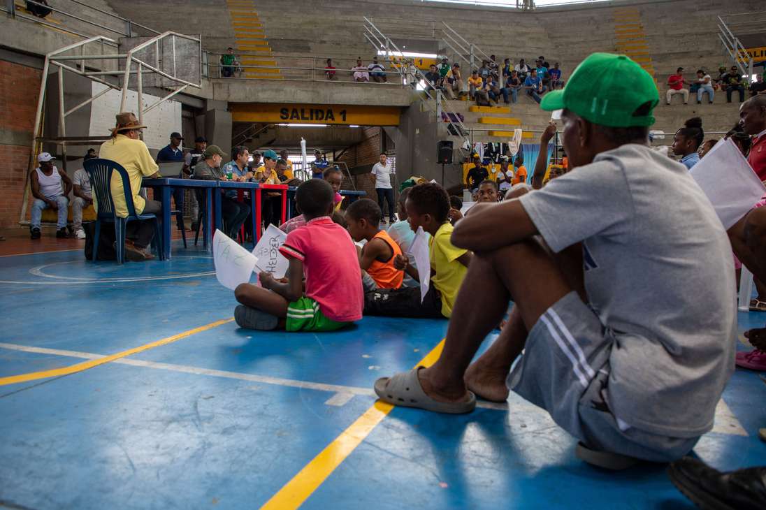 El desplazamiento es una de las principales afectaciones de esta población. En el Polideportivo de El Cristal permanecen algunas de las 210 familias desplazadas de la comunidad afro de San Isidro, pertenecientes al Consejo Comunitario de Bajo Calima, que tuvieron que abandonar sus territorios.
