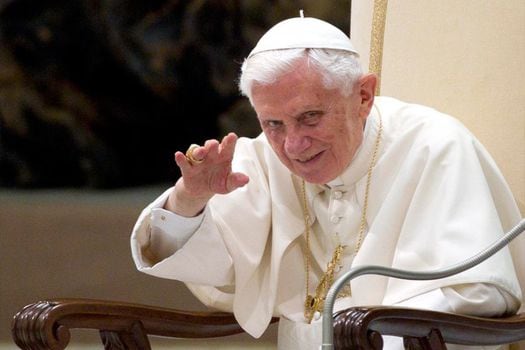 Benedicto XVI dejó de ser el máximo jerarca de la iglesia Católica en febrero de 2013. Lo sucedió el papa Francisco. / AFP