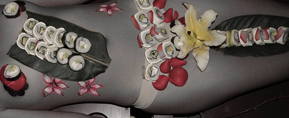 Nyotaimori, el arte japonés de servir sushi sobre un cuerpo desnudo