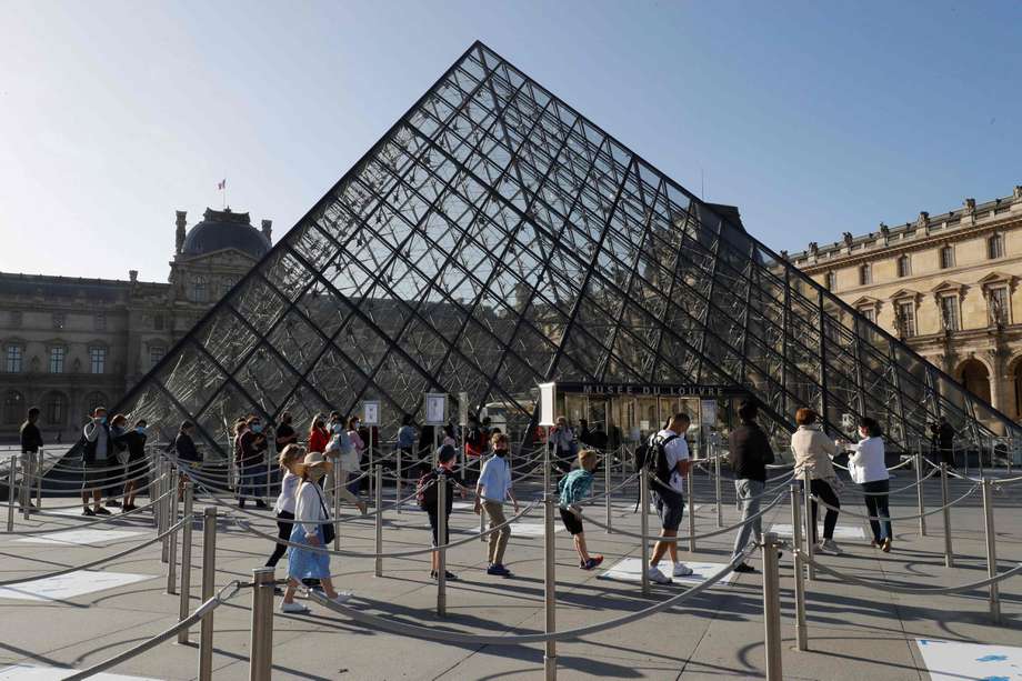 Después de tres meses y medio de confinamiento el Louvre de París reabrió sus puertas.