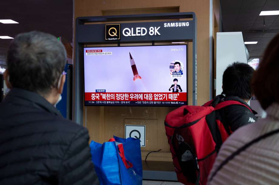 La gente ve las noticias en una estación en Seúl, el 3 de noviembre de 2022. Según el Estado Mayor Conjunto (JCS) de Corea del Sur, el Norte lanzó un misil balístico intercontinental (ICBM) y dos de corto alcance en el mar del Este.