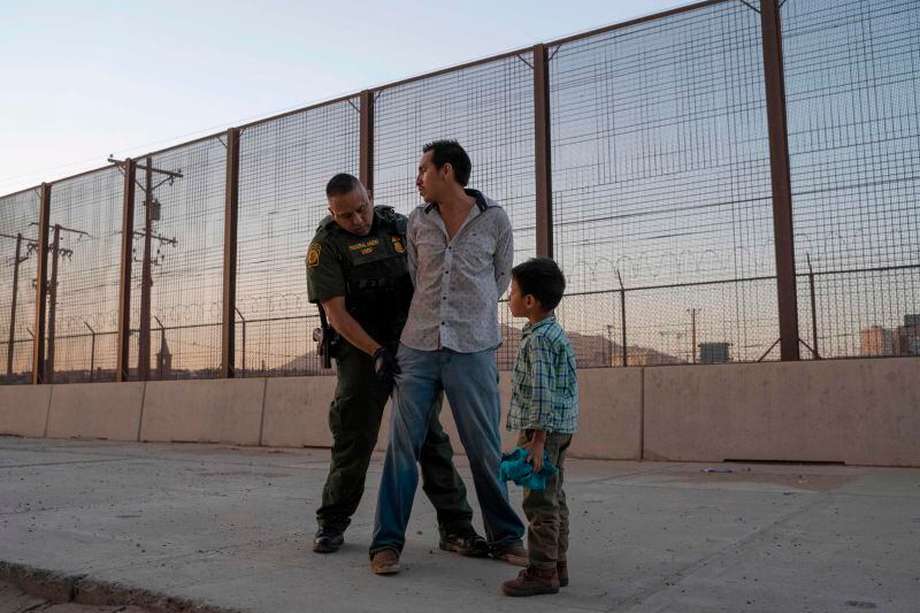 Un hombre es requerido en la frontera entre Estados Unidos y México, en El Paso, Texas. 