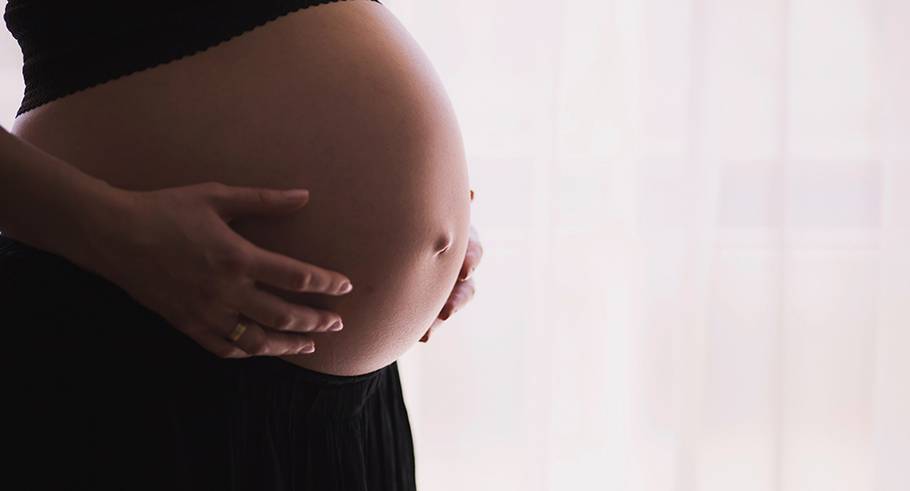 El embarazo es una de las épocas más delicadas para la salud de la mujer. Así puedes identificar si hay un posible desprendimiento prematuro de placenta.