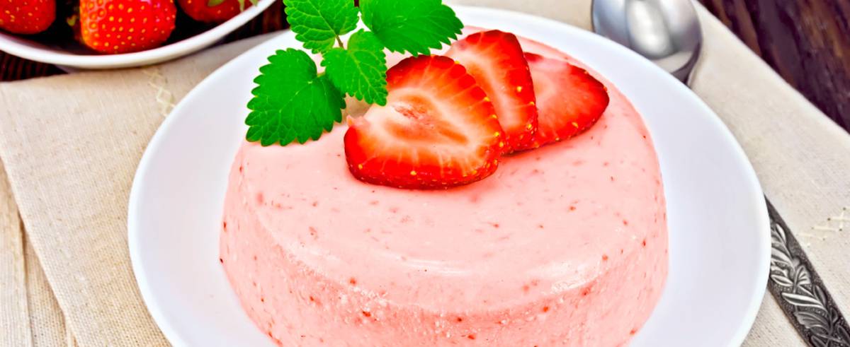 La gelatina es uno de los ingredientes más deliciosos para compartir en familia. Hoy te compartimos el paso a paso para preparar un mousse de fresa con gelatina.