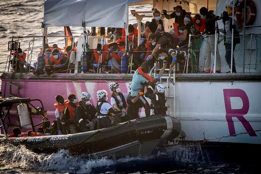 Imagen de archivo del el Sea-Watch 4 rescatando personas en peligro en el mar Mediterráneo. 