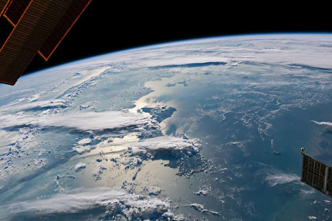 En la categoría de aire la imagen representativa fue la de nubes sobre Sumatra. "Un astronauta a bordo de la Estación Espacial Internacional tomó esta fotografía panorámica, mirando hacia el oeste, de paisajes nubosos alrededor de Sumatra, una de las islas más grandes de Indonesia", dice la NASA.