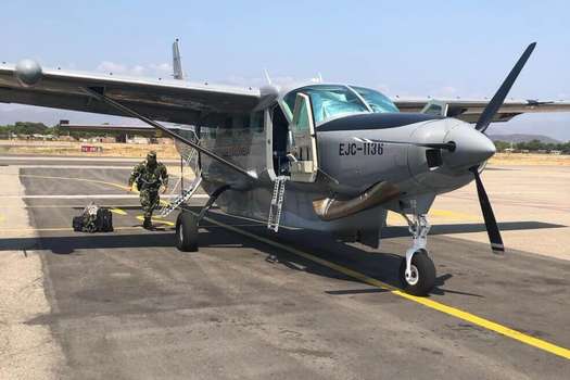 El 9 de marzo de 2019, Ñeñe Hernández publicó una foto de un avión del Ejército de matrícula EJC 1136. Y otra más en donde se ve a los dos pilotos uniformados. Las autoridades no han explicado los pormenores de este viaje. / Tomado de redes sociales