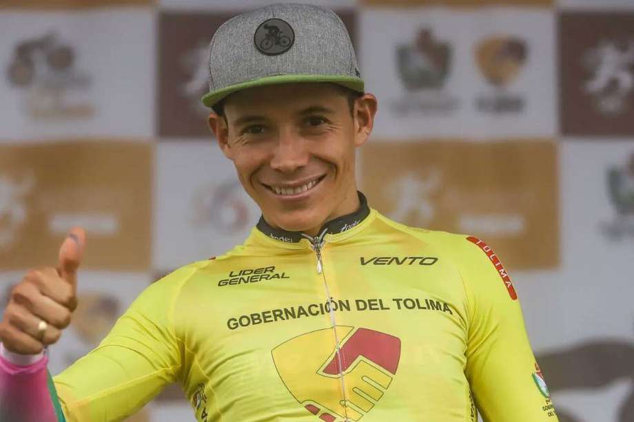 Supermán con la camiseta de líder en la Vuelta a Tolima.