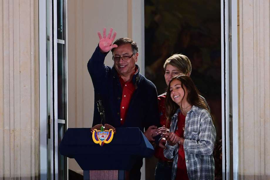 El presidente Gustavo Petro, durante su discurso el 14 de febrero, en compañía de su esposa Verónica Alcocer  y su hija Antonella.
