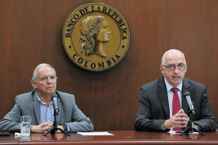 El ministro de Hacienda, Ricardo Bonilla, y el presidente del Banco de la República, Leonardo Villar Gómez, tras la reunión de la junta directiva. / Banco de la República 