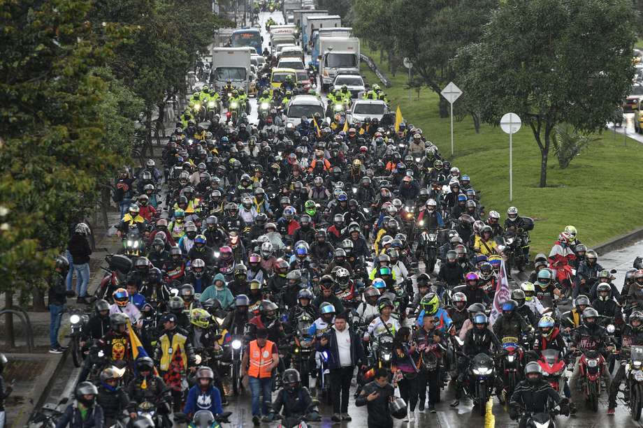 Protesta de motociclistas en Bogotá por la prohibición del parrillero hombre los fines de semana