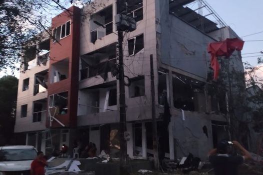 La sede principal de la fundación de derechos humanos Joel Sierra, ubicada en Saravena, sufrió fuertes afectaciones estructurales por la explosión del carrobomba. / Cortesía.