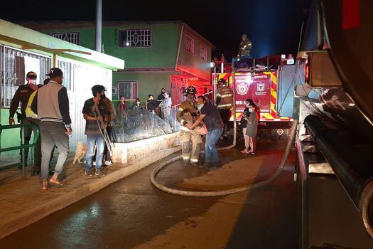 Habitantes del sector y bomberos que llegaron al lugar unieron esfuerzos para apagar las llamas.
