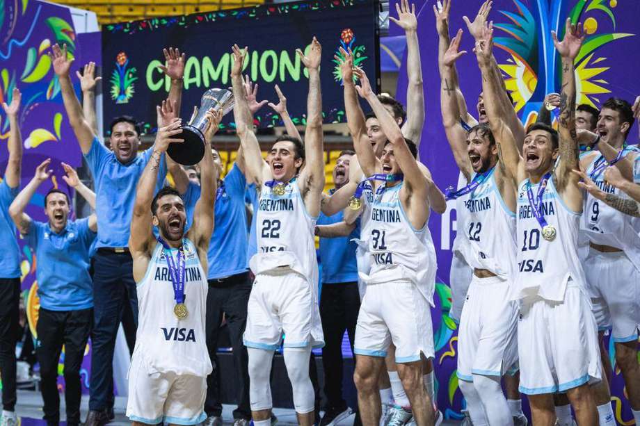 Facundo Campazzo levanta el trofeo que certifica a Argentina como campeona de la Americup de baloncesto.