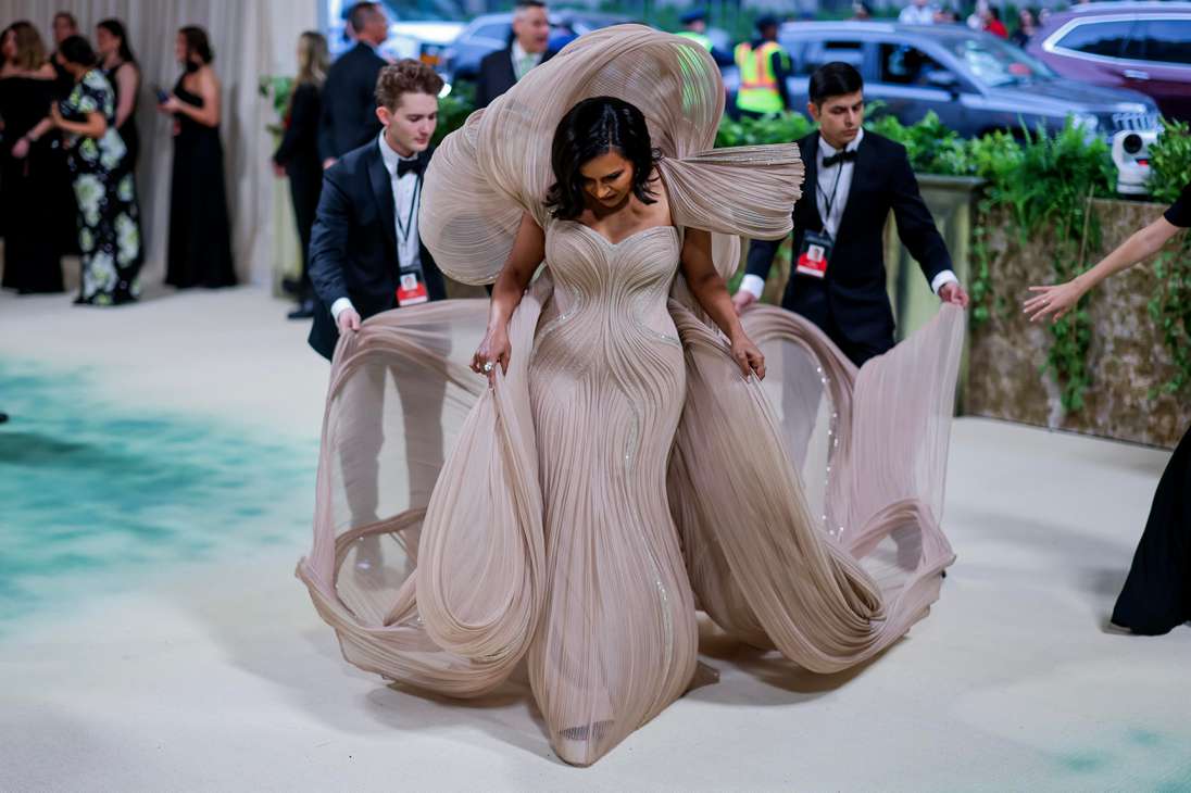 New York (United States), 06/05/2024.- Mindy Kaling arrives on the red carpet for the 2024 Met Gala, the annual benefit for the Metropolitan Museum of Art's Costume Institute, in New York, New York, USA, 06 May 2024. The event coincides with the Met Costume Institute's spring 2024 exhibition, 'Sleeping Beauties: Reawakening Fashion,' which will take place from 10 May to 02 September 2024. (Moda, Nueva York) EFE/EPA/JUSTIN LANE