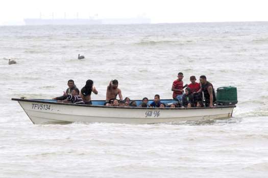 Migrantes venezolanos que intentan huir por mar hacia los países del Caribe. Este grupo llegaba a Trinidad y Tobago en 2019.   / Lincoln Holder - Newsday/Handout vía Reuters