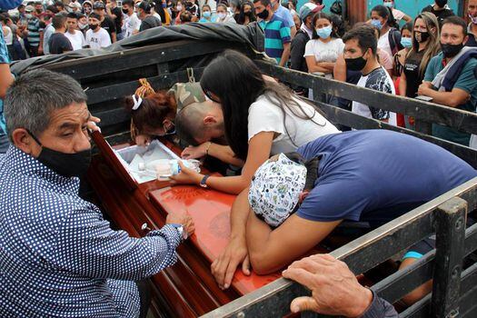 Familiares se despiden de una de las víctimas de la masacre de nueve personas en Samaniego, Nariño (Colombia).