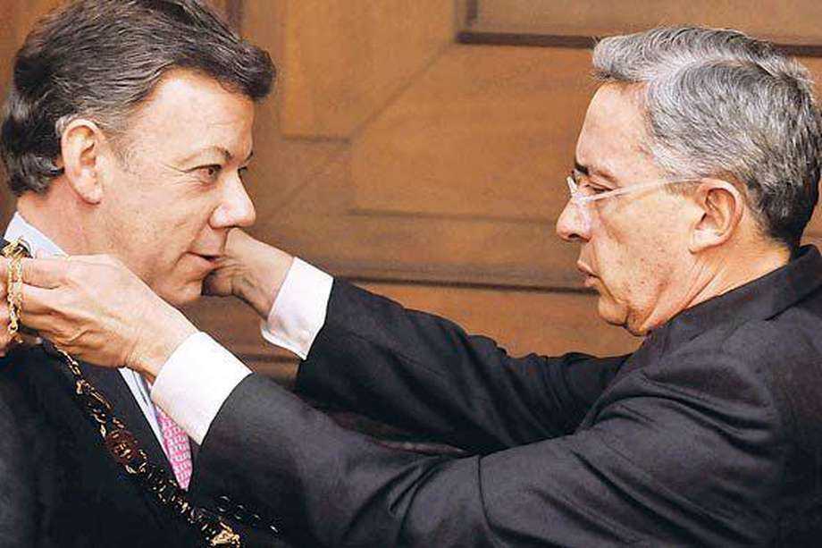 El expresidente Álvaro Uribe denunció a su sucesor en el Gobierno, Juan Manuel Santos. 
