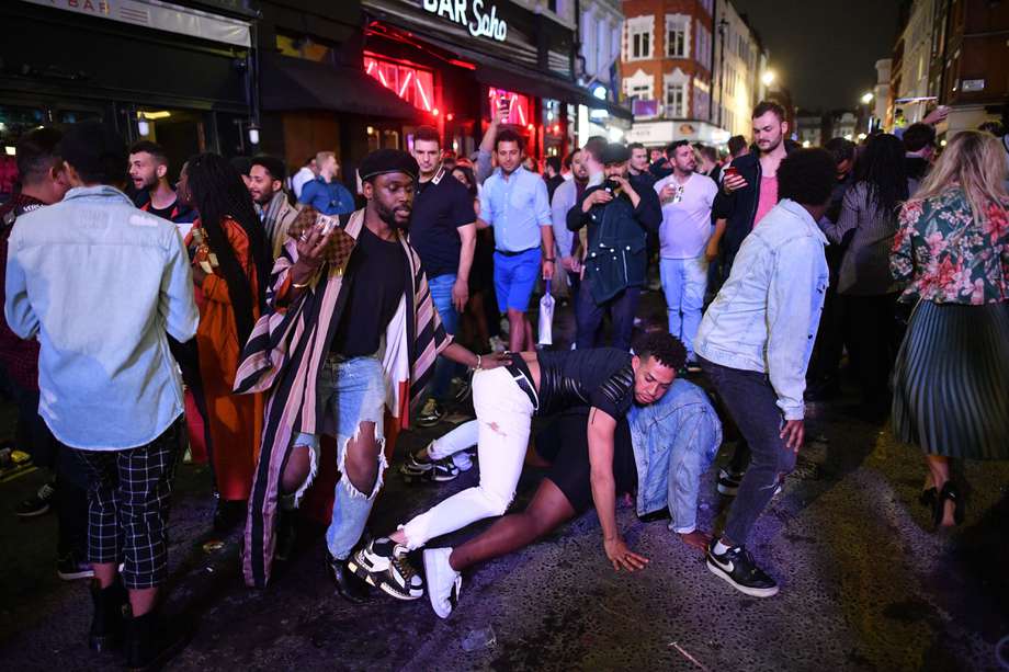 Multitudes sin ningún distanciamiento social y la ausencia del uso del tapabocas fueron algunas de las cosas que dejó la reapertura de los pubs en Londres./ AFP