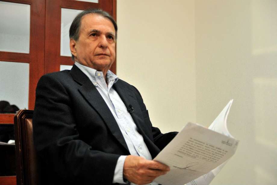 Alberto Santofimio fue visto en tarima en un evento de la exrepresentante Adriana Magaly Matiz. 