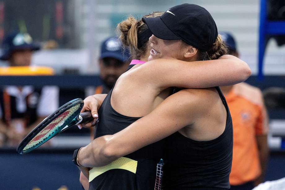 Paula Badosa de España (izq.) abraza a Aryna Sabalenka de Bielorrusia después de perder su partido en la segunda ronda femenina del torneo de tenis del Abierto de Miami 2024 en Miami, Florida, EE. UU., 22 de marzo de 2024.