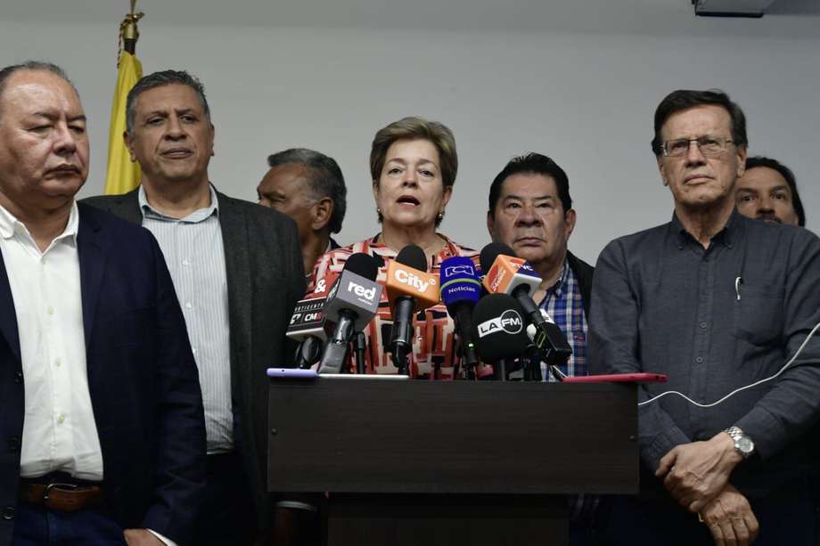 La ministra de Trabajo, Gloria Inés Ramírez, flanqueada por representantes de las centrales de trabajadores.