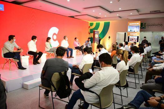 El presidente Duque presenta la red de CEmprende durante un evento en Bucaramanga.