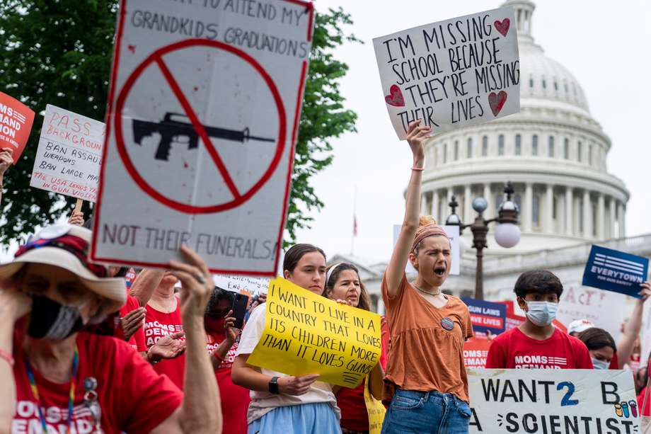 Manifestantes en Washington exigiendo leyes que regulen armas en Estados Unidos. // EFE