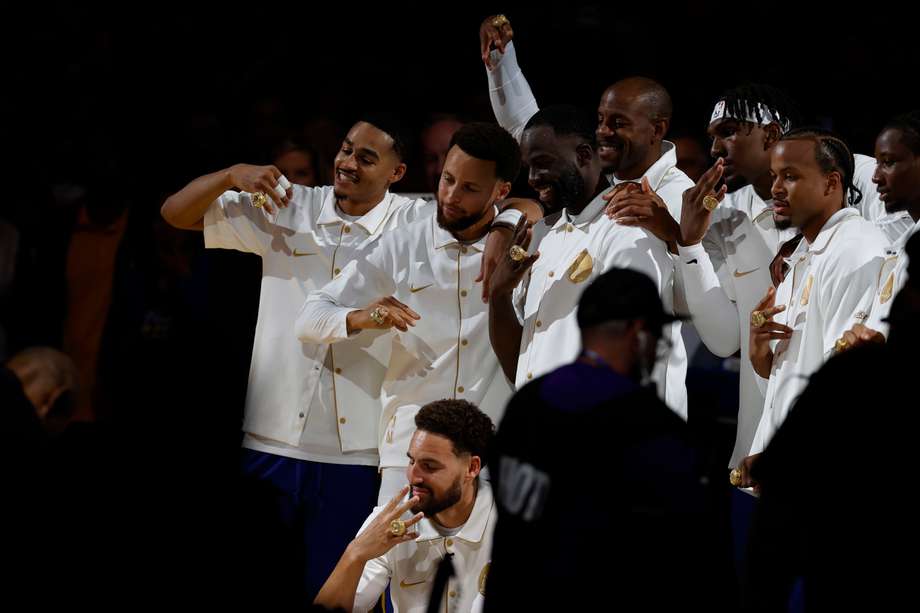El plantel de Golden State posa con los anillos que los certifican como campeones de la NBA. 