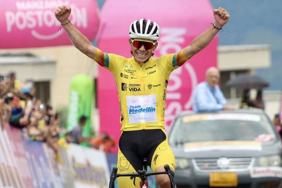 Miguel Ángel López celebra su triunfo en la séptima etapa de la Vuelta a Colombia 2023.