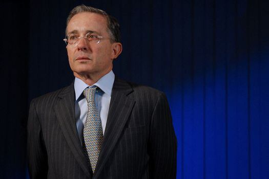 Piden investigar al expresidente Uribe por caso del general Santoyo