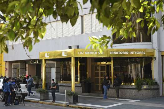 Entrada del hospital Luz Médica, donde han sido atendidas las personas infectadas con neumonía bilateral, en Tucumán, Argentina.