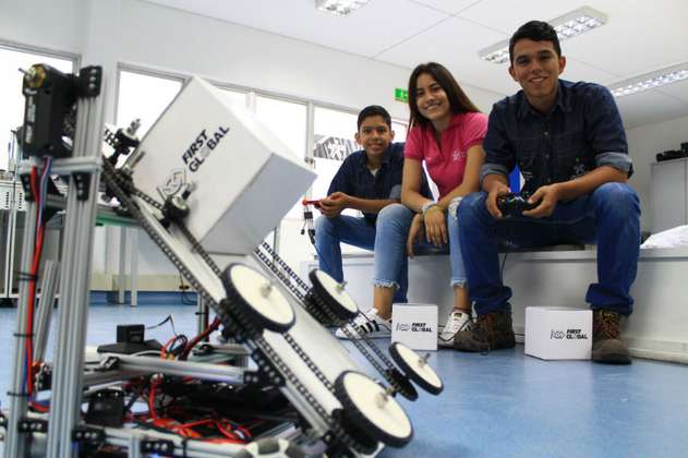 Jóvenes del SENA ganan medalla de plata en la competencia de robótica más importante del mundo 