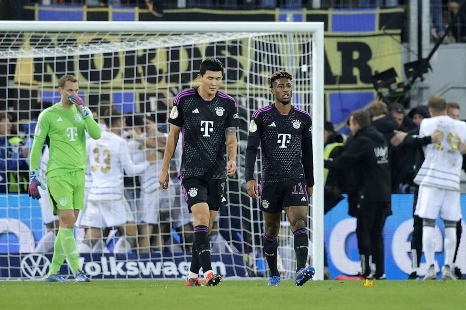 Los jugadores del Bayern Múnich se lamentan ante la anotación del 2-1 por parte de Marcel Gaus (Saarbrucken).