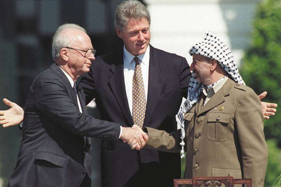 El presidente Bill Clinton, el primer ministro israelí Yitzhak Rabin (izq.) y el líder palestino Yasser Arafat (der.) en Washington, 13 de septiembre de 1993. 
