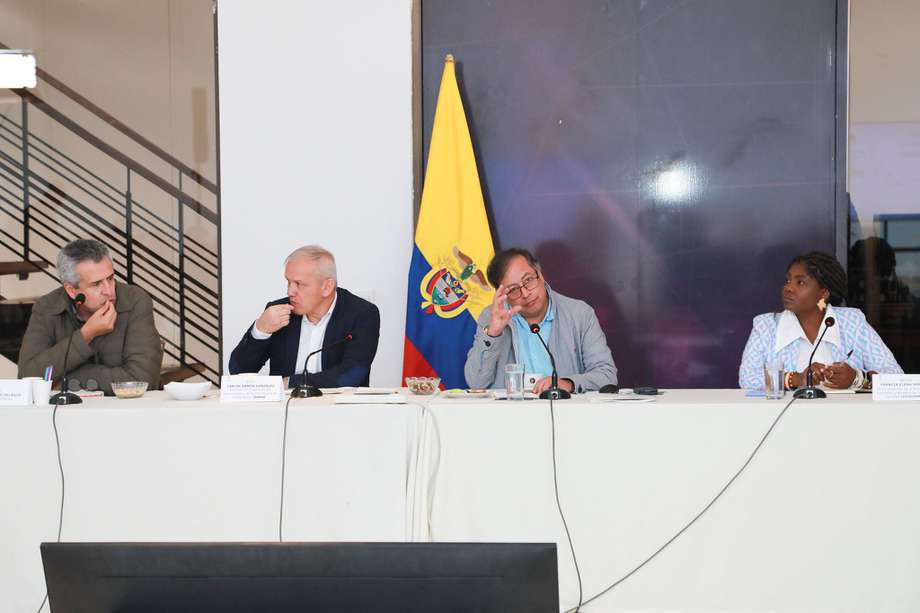 El ministro del Interior, Luis Fernando Velasco; el director del Dapre, Carlos Ramón González; el presidente Gustavo Petro y la vicepresidenta Francia Márquez.