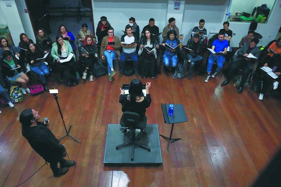 Integrantes del Coro Filarmónico Juvenil de la Orquesta Filarmónica de Bogotá, su directora, Johanna Molano, y la voz principal de Llena tu Cabeza de Rock.