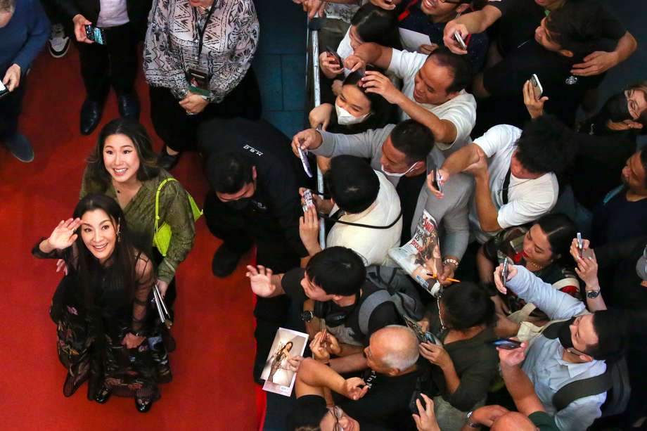 Kuala Lumpur (Malaysia), 18/04/2023.- Malaysian Oscar Winner Michelle Yeoh (L,front) waves to her fans in Kuala Lumpur, Malaysia, 18 April 2023. Yeoh is the first Asian to win an Oscar for lead actress. (Malasia) EFE/EPA/FAZRY ISMAIL
