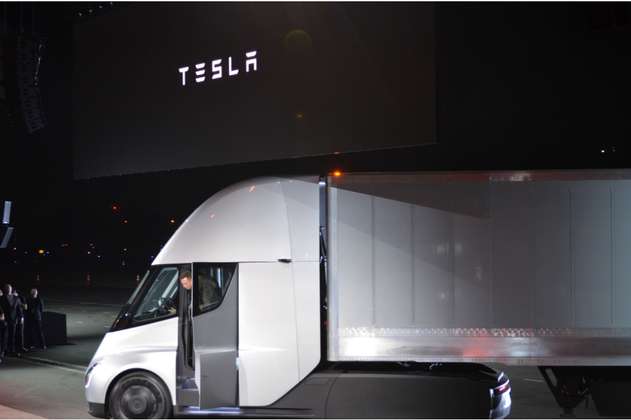 Tesla presenta un camión eléctrico y futurista