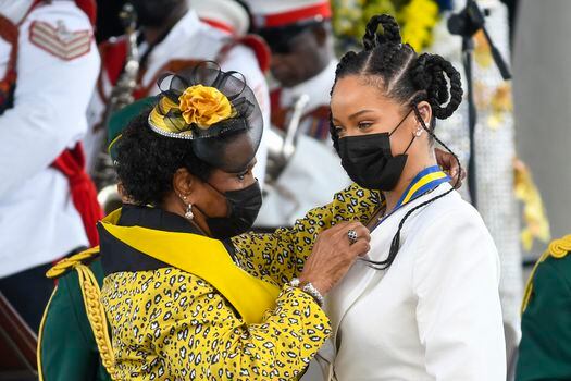 Rihanna recibe el título de Héroe Nacional de Barbados por parte de la Presidenta Dame Sandra Mason durante la ceremonia de Honores Nacionales y el Desfile del Día de la Independencia en el Golden Square Freedom Park en Bridgetown, Barbados.