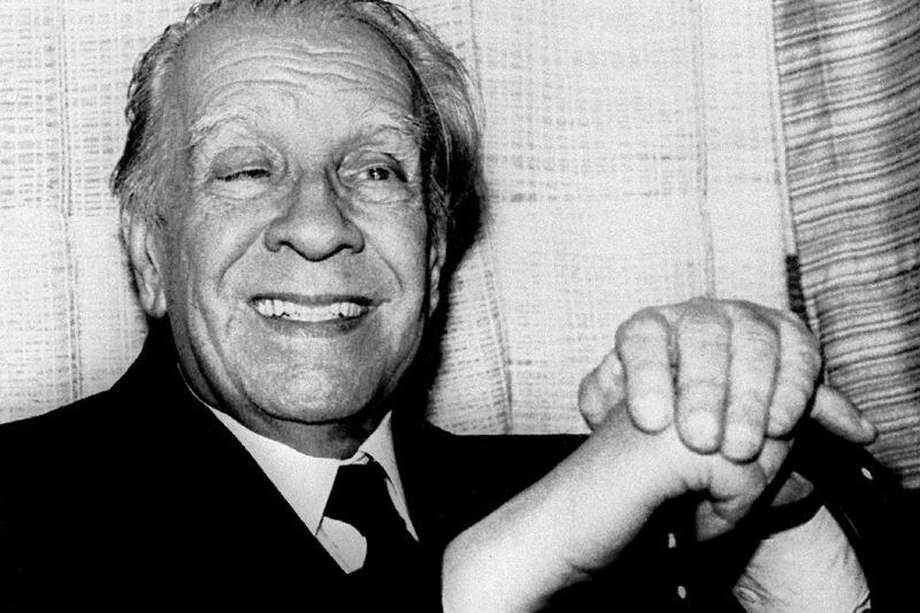Jorge Luis Borges y su característico bastón, quien escribió "El Aleph", "La biblioteca de Babel", entre otros títulos. AFP UPI PHOTO SABETTA
