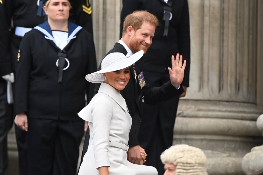 London (United Kingdom), 03/06/2022.- Meghan Markle (C), the Duchess of Sussex, and Prince Harry, The Duke of Sussex (C-R) arrive for the National Service of Thanksgiving as part of the celebrations of the Platinum Jubilee of Queen Elizabeth II, at St Paul's Cathedral in London, Britain, 03 June 2022. Queen Elizabeth II will not be attending the service after experiencing 'discomfort'. The service celebrates the Queen's Platinum Jubilee, marking the 70th anniversary of her accession to the throne on 06 February 1952. (Duque Duquesa Cambridge, Reino Unido, Londres) EFE/EPA/NEIL HALL
