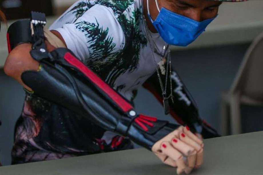 Jaider, de 17 años, un indígena emberá que perdió sus extremidades con un artefacto explosivo en la comunidad de Peñas Blancas, Chocó, es visto durante el acto de entrega de la prótesis 3D en Bogotá, el 22 de septiembre de 2020.