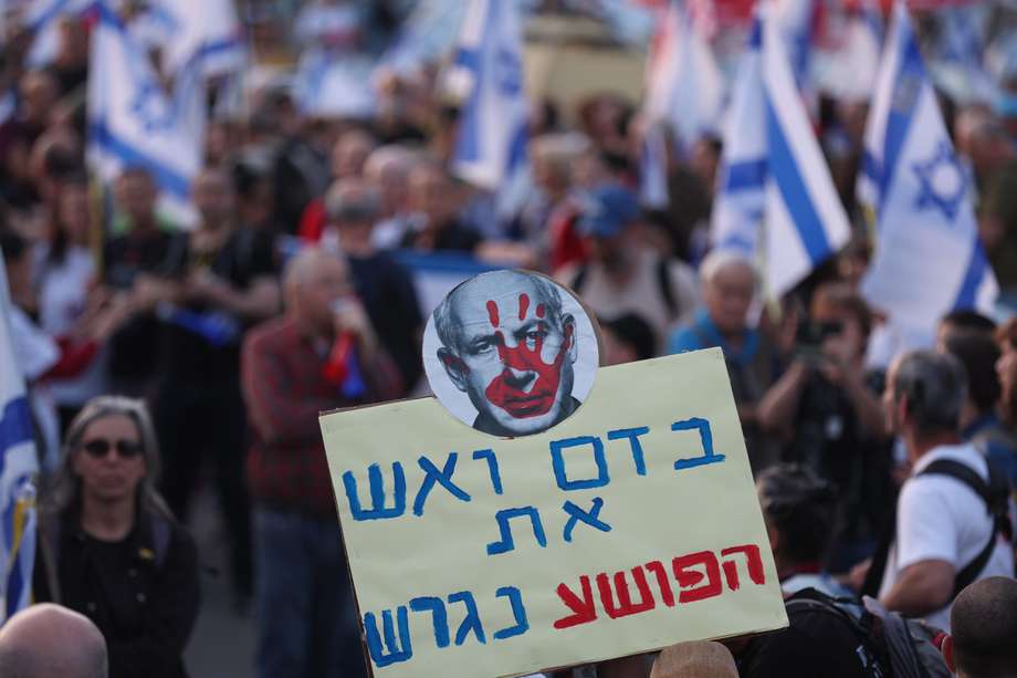 Un segundo día de protestas antigubernamentales tomó lugar el lunes, en Jerusalén, afuera del Parlamento israelí. 