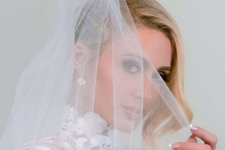 La DJ, empresaria y socialité Paris Hilton ha compartido una fotografía en Instagram en la que se puede intuir parte del diseño de su vestido de novia