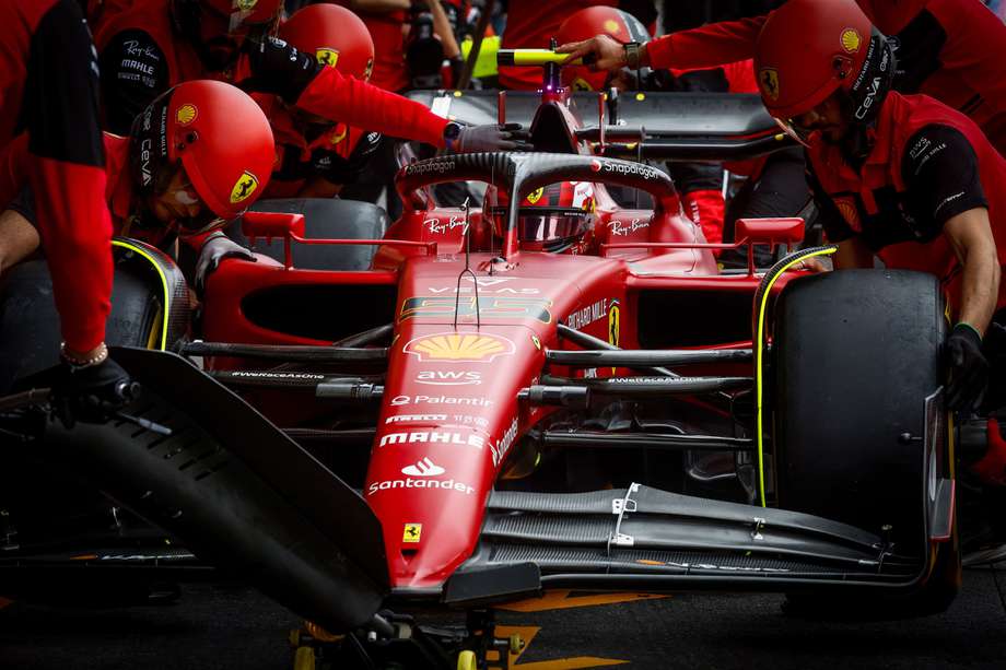 -FOTODELDÍA- Stavelot (Bélgica), 27/08/2022.- El piloto español Carlos Sainz (Ferrari), en el garage durante la tercera sesión de entrenamientos para el Gran Premio de Bélgica de Fórmula Uno en el circuito de Spa-Francorchamps en Stavelot, Bélgica.- EFE/STEPHANIE LECOCQ
