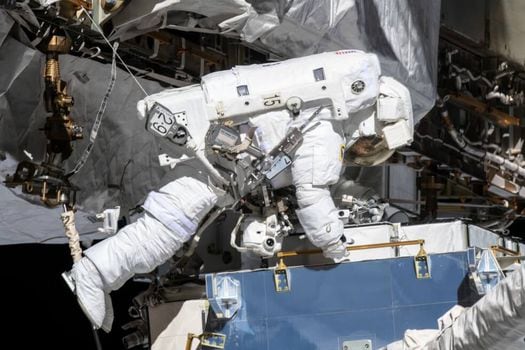 La astronauta Christina Koch durante la caminata espacial.  / Nasa