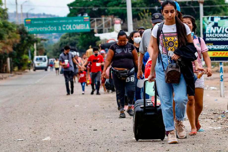 Ciudadanos venezolanos caminan hacia Cúcuta en un intento por retornar a su país, mientras Nicolás Maduro les cierras las puertas. 
 / AFP / Schneyder MENDOZA