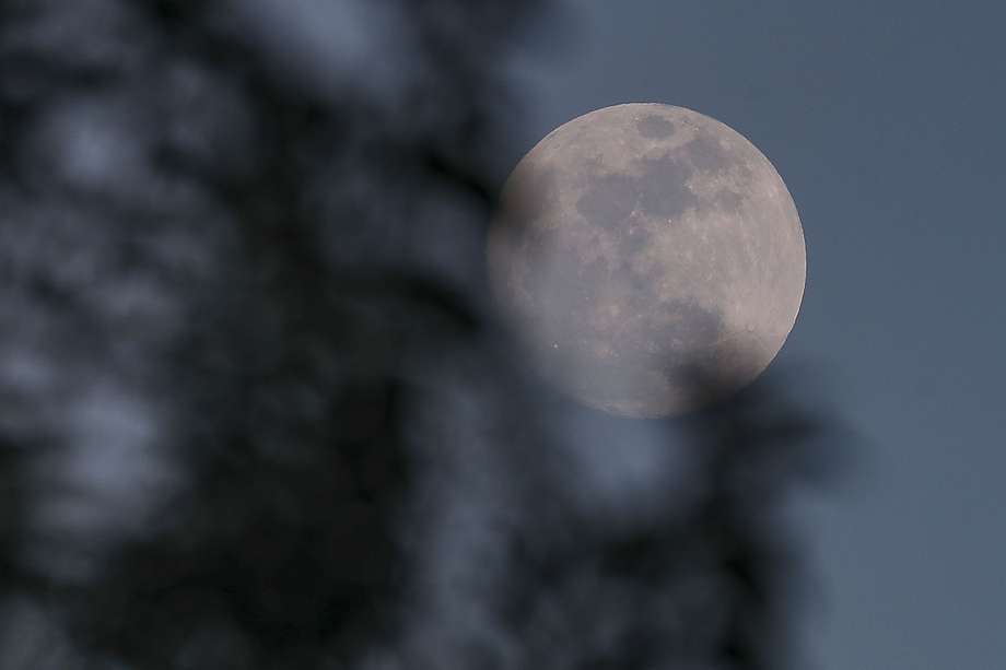 La luna podrá verse en su mayor esplendor a las 8:30 p.m. EFE/ José Jácome
