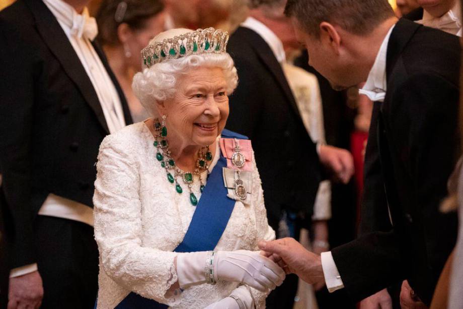 La reina Isabel estuvo en contra del matrimonio de su hijo, el príncipe Carlos con Camila, celebrado en 2005, pero al parecer ha hecho méritos y ha conquistado el corazón de su suegra que pidió oficialmente que sea llamada reina consorte de Inglaterra.